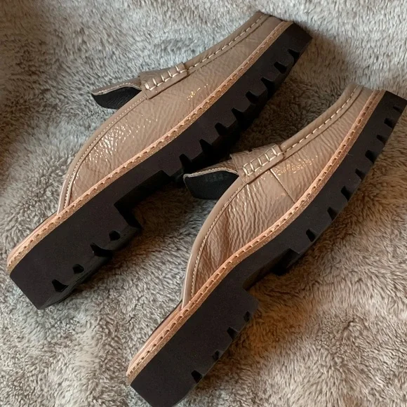 NIB Donald Pliner Hillie Lug Sole Loafer in Tan Mushroom Crinkle Patent 8 - Picture 4 of 10